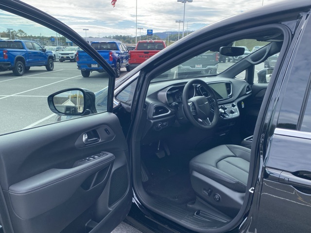 new 2026 Chrysler Pacifica car, priced at $34,920