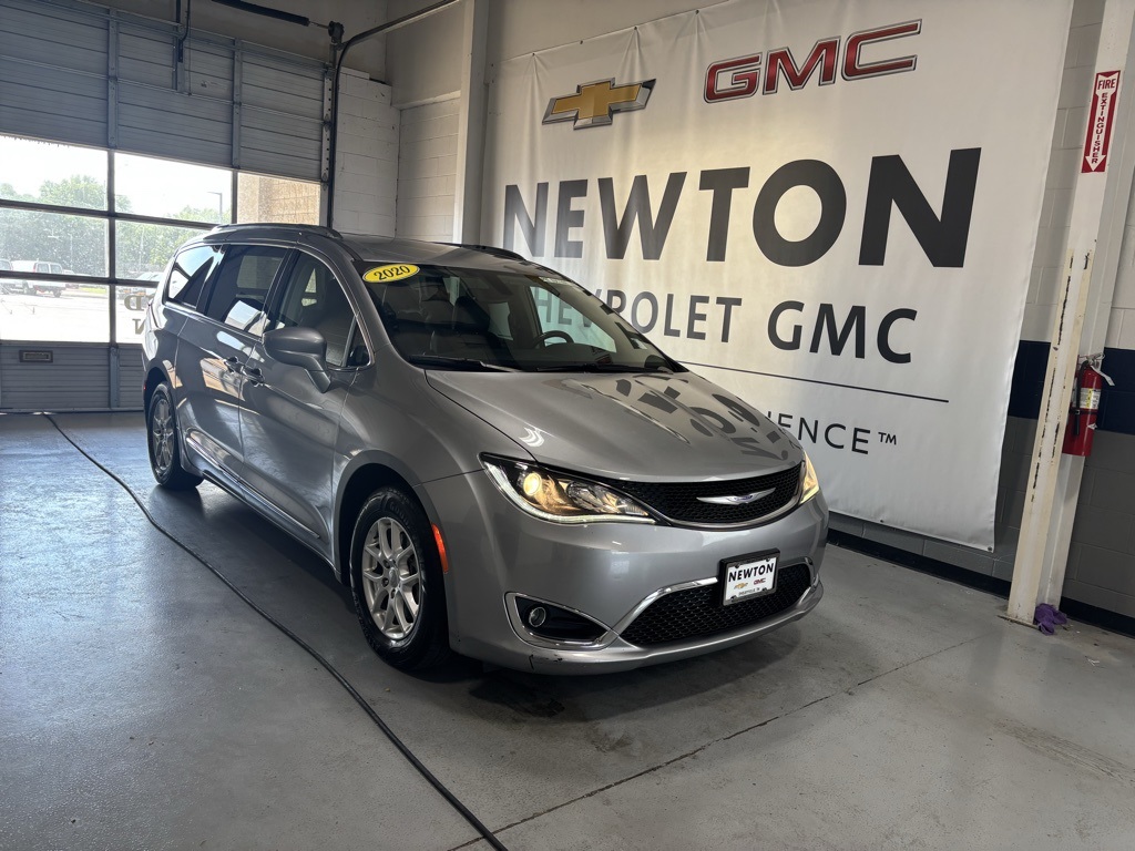 used 2020 Chrysler Pacifica car, priced at $15,937