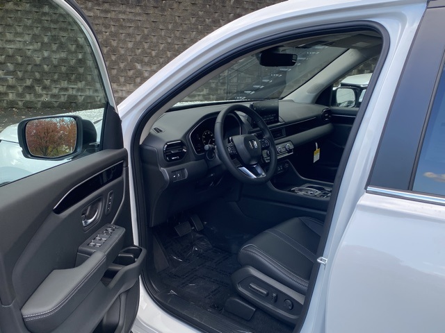 new 2025 Honda Pilot car, priced at $44,225