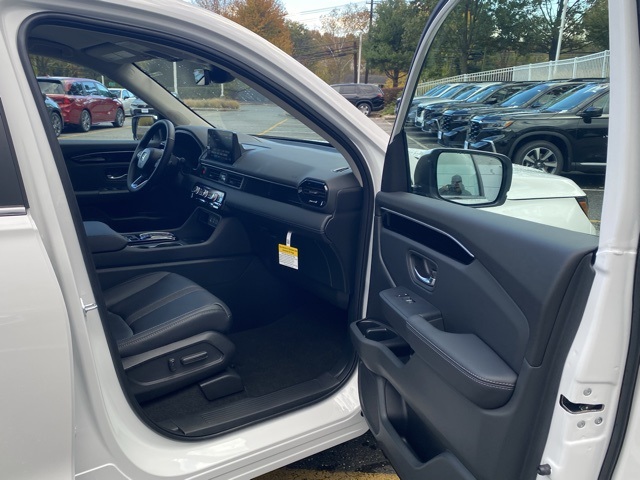 new 2025 Honda Pilot car, priced at $44,225