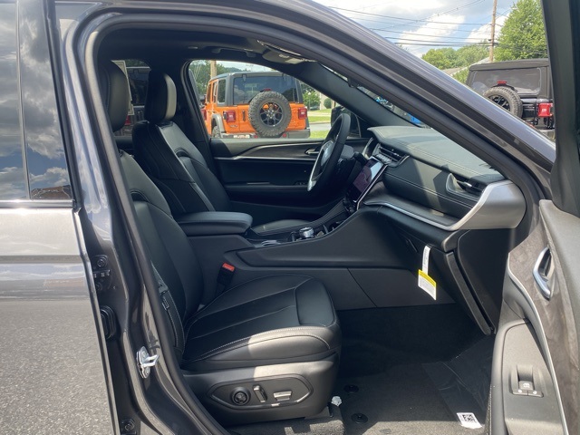 new 2025 Jeep Grand Cherokee L car, priced at $42,879