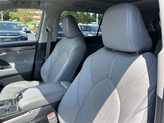 used 2021 Toyota Highlander Hybrid car, priced at $37,440