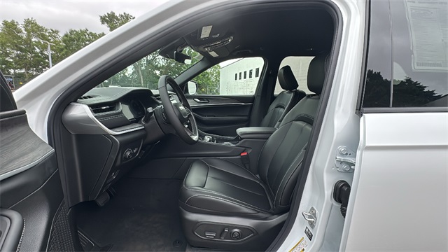 new 2025 Jeep Grand Cherokee car, priced at $46,922
