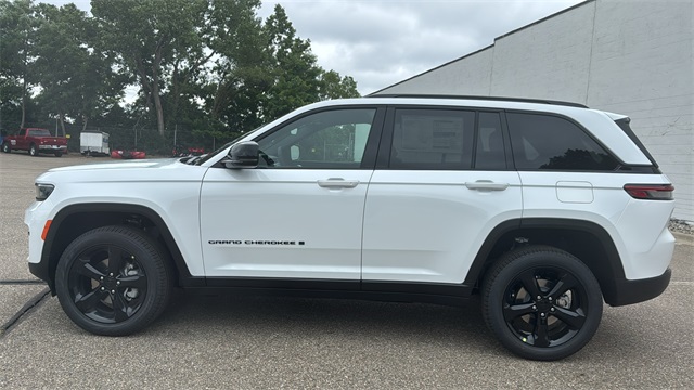 new 2025 Jeep Grand Cherokee car, priced at $46,922