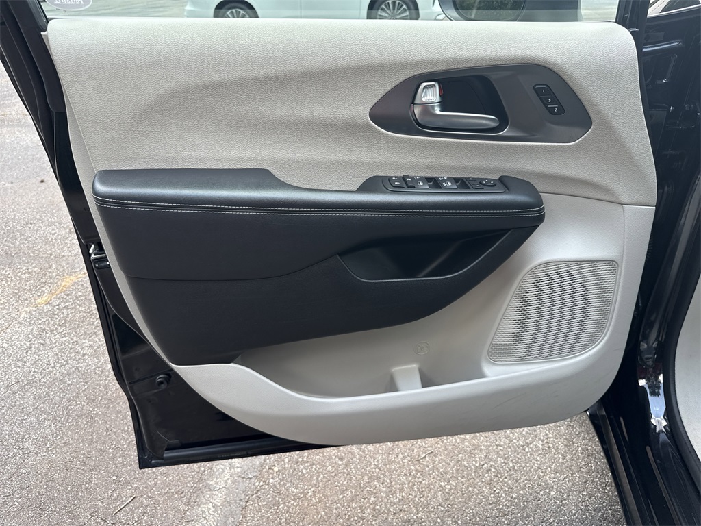 used 2023 Chrysler Pacifica car, priced at $20,950