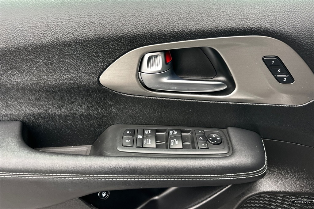 used 2021 Chrysler Pacifica Hybrid car, priced at $29,925