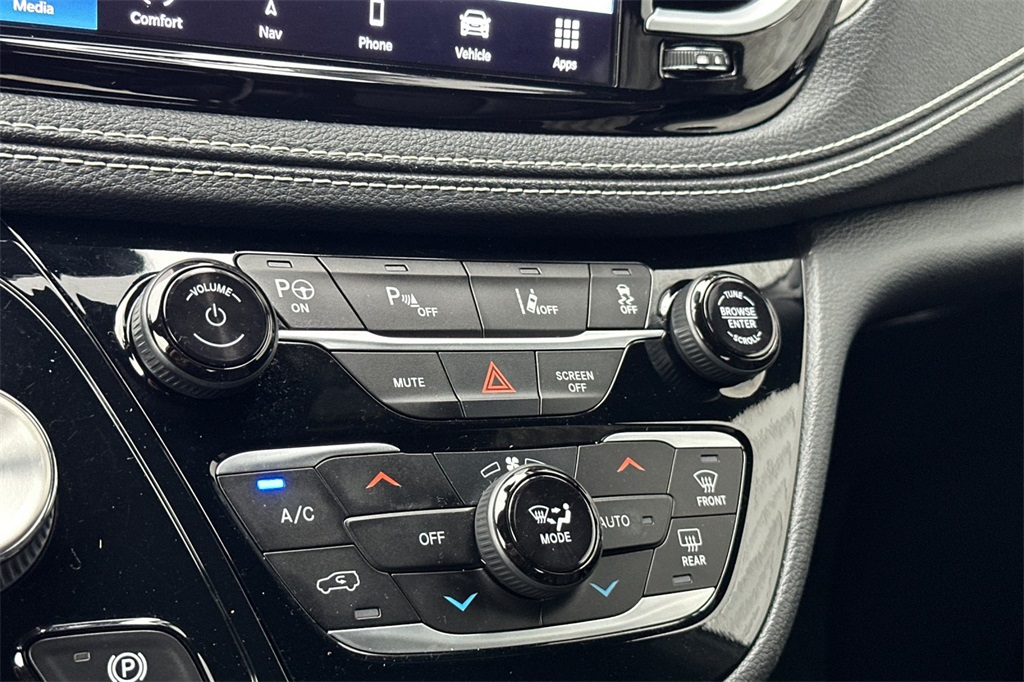 used 2021 Chrysler Pacifica Hybrid car, priced at $29,925
