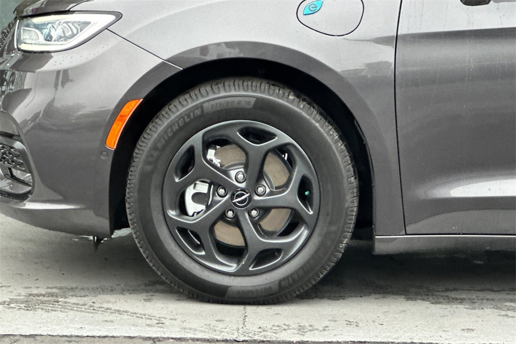used 2021 Chrysler Pacifica Hybrid car, priced at $29,925