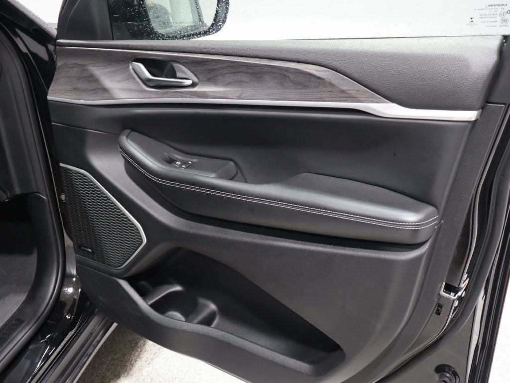 used 2022 Jeep Grand Cherokee car, priced at $27,500