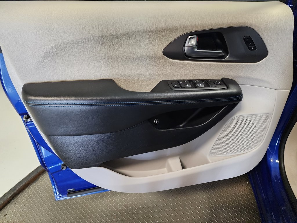 used 2021 Chrysler Pacifica Hybrid car, priced at $18,880