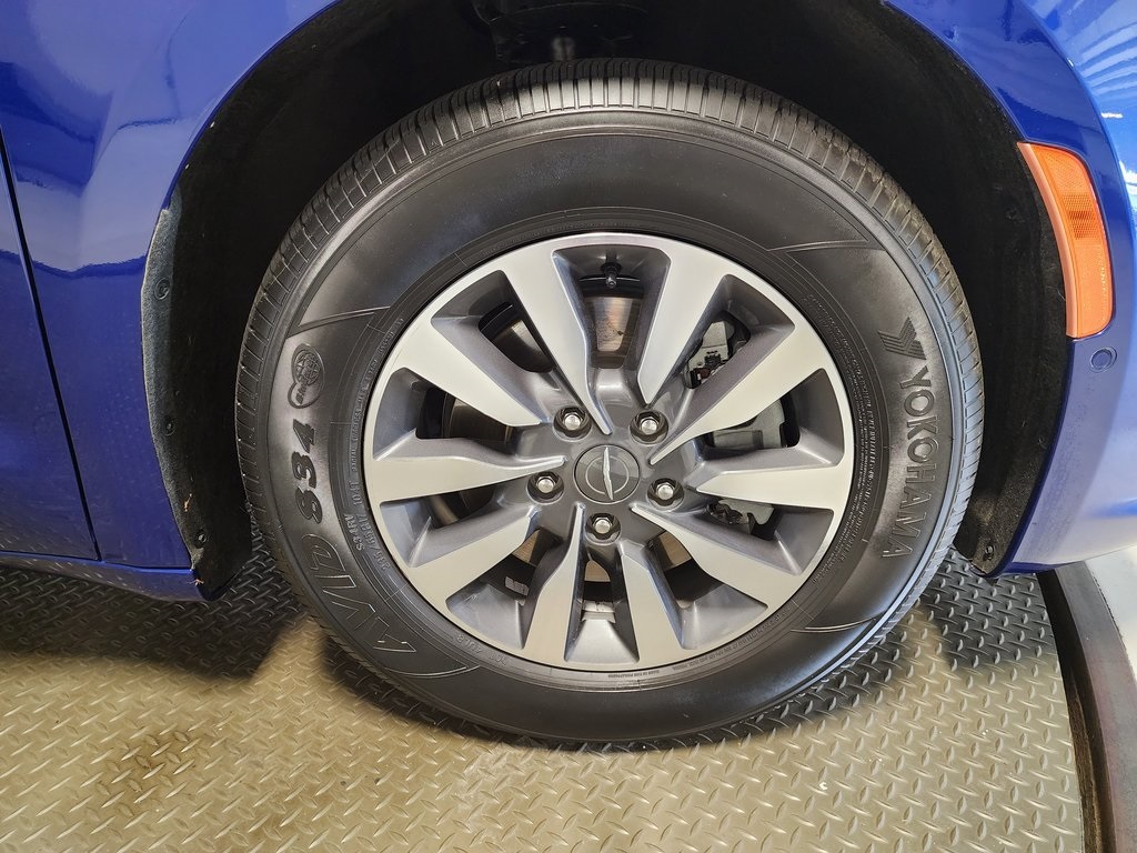 used 2021 Chrysler Pacifica Hybrid car, priced at $18,880
