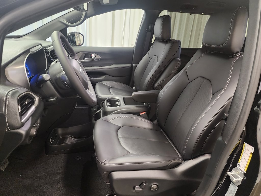 new 2025 Chrysler Pacifica car, priced at $44,473