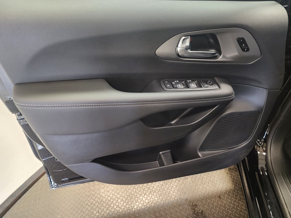 new 2025 Chrysler Pacifica car, priced at $44,473