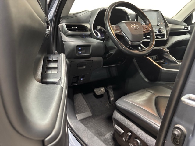 used 2021 Toyota Highlander car, priced at $32,877