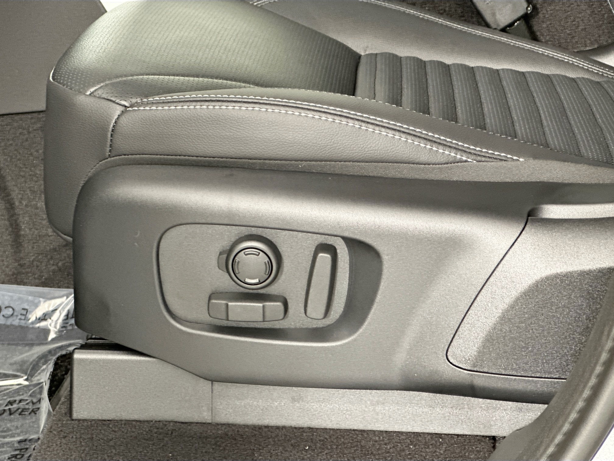 used 2025 Land Rover Discovery car, priced at $63,449