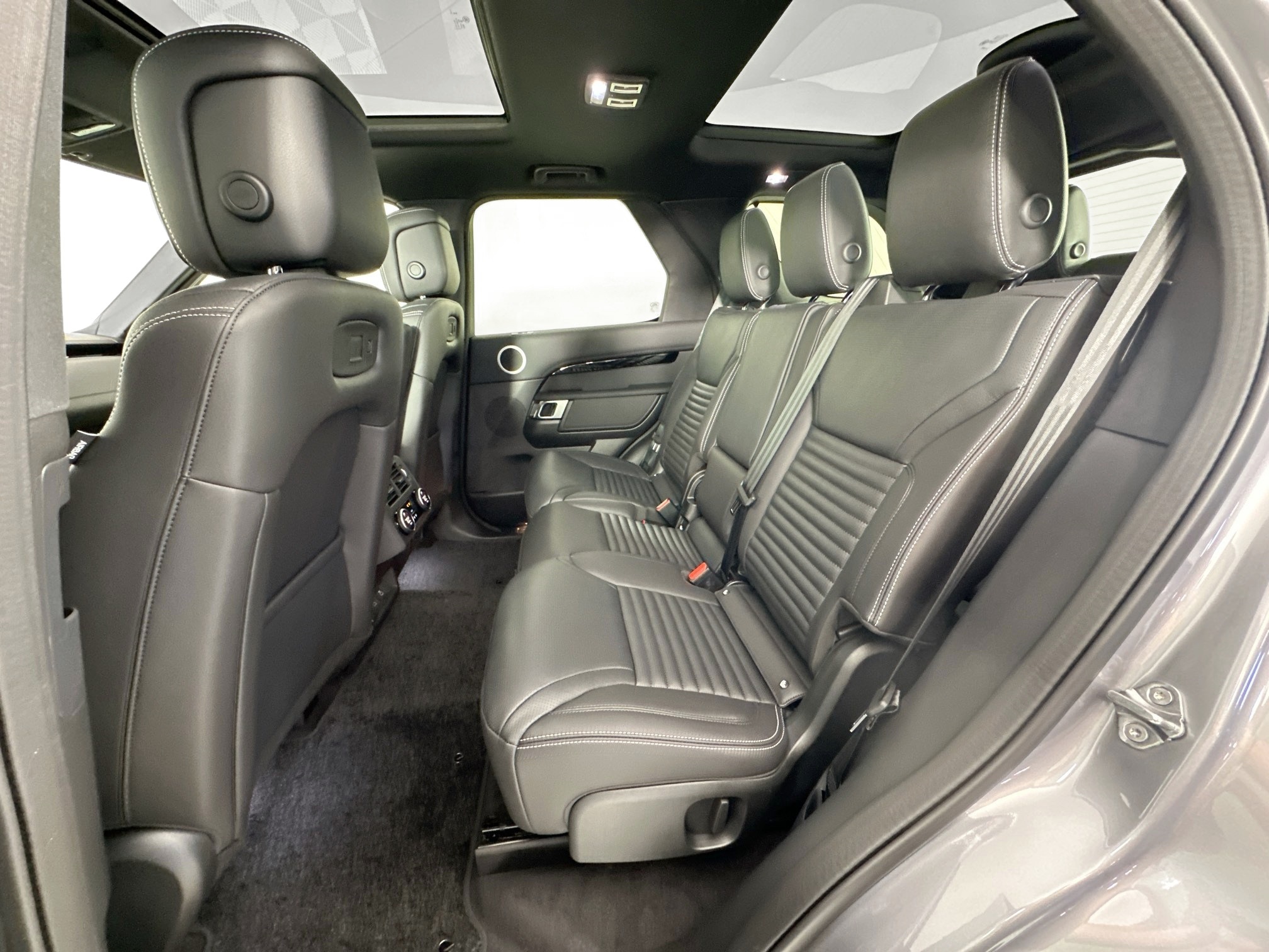used 2025 Land Rover Discovery car, priced at $63,449