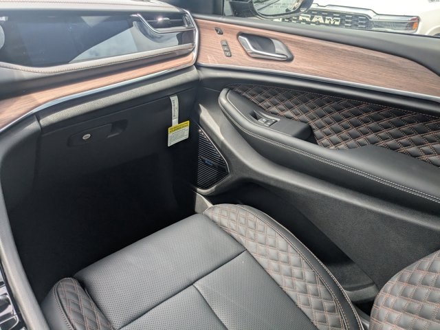 new 2025 Jeep Grand Cherokee car, priced at $59,180