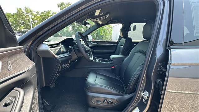new 2025 Jeep Grand Cherokee car, priced at $45,025