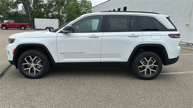 new 2025 Jeep Grand Cherokee car, priced at $45,744