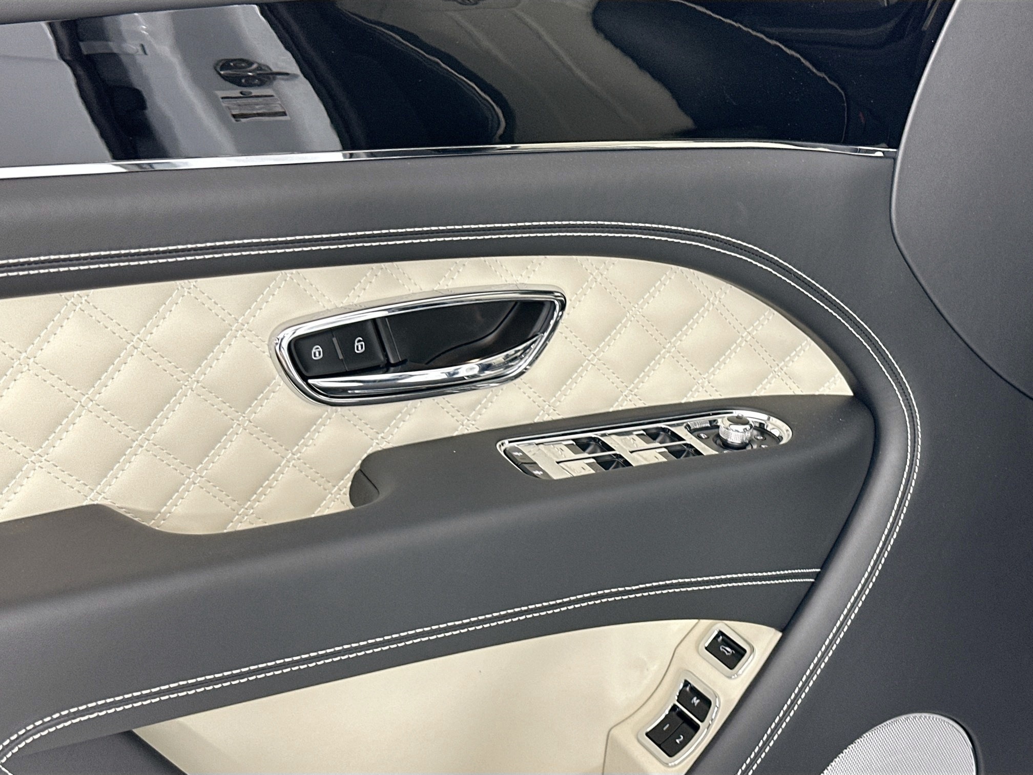 new 2025 Bentley Bentayga car