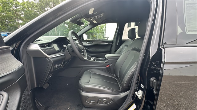 new 2025 Jeep Grand Cherokee car, priced at $48,703