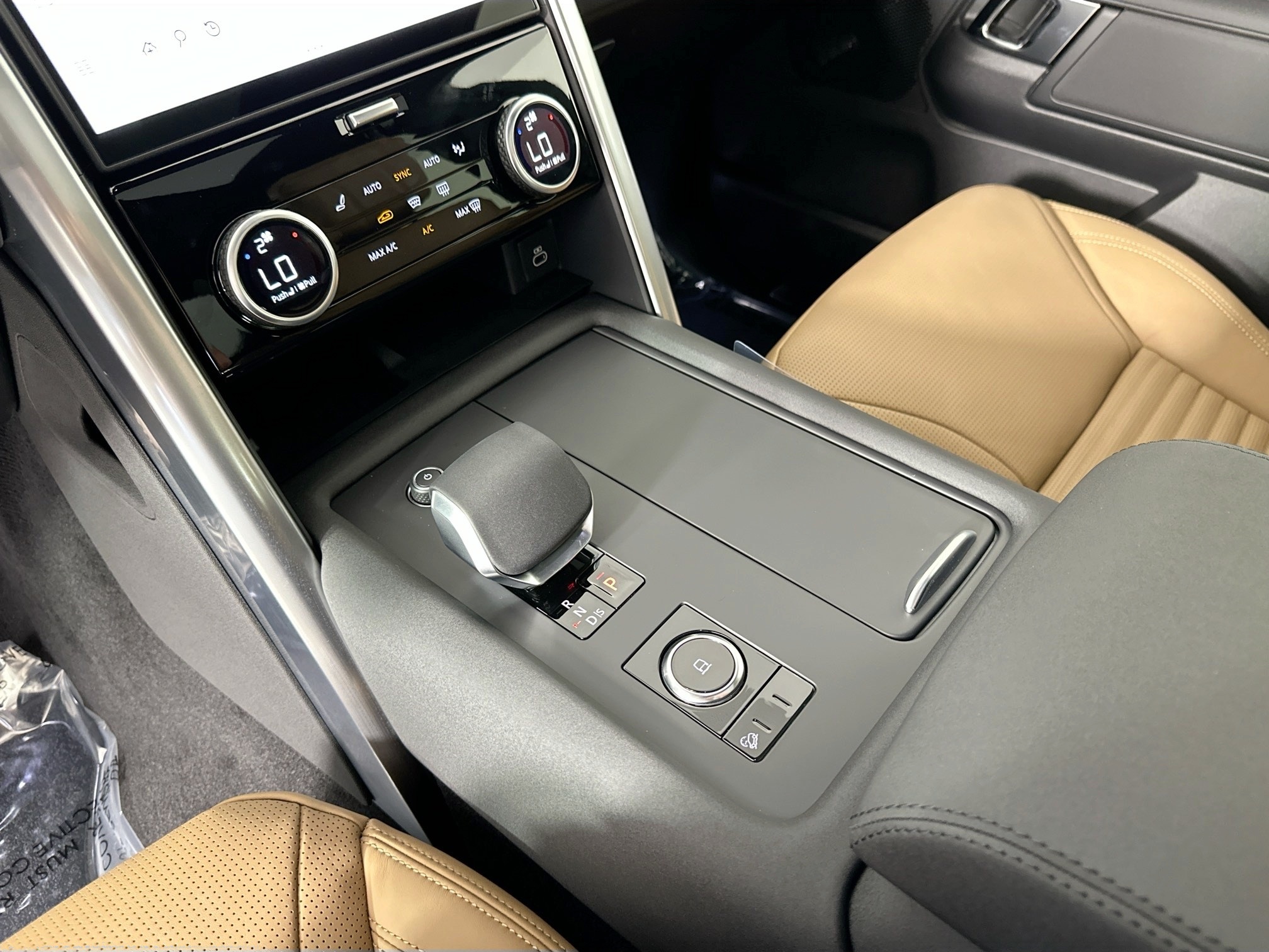 new 2025 Land Rover Discovery car, priced at $75,510