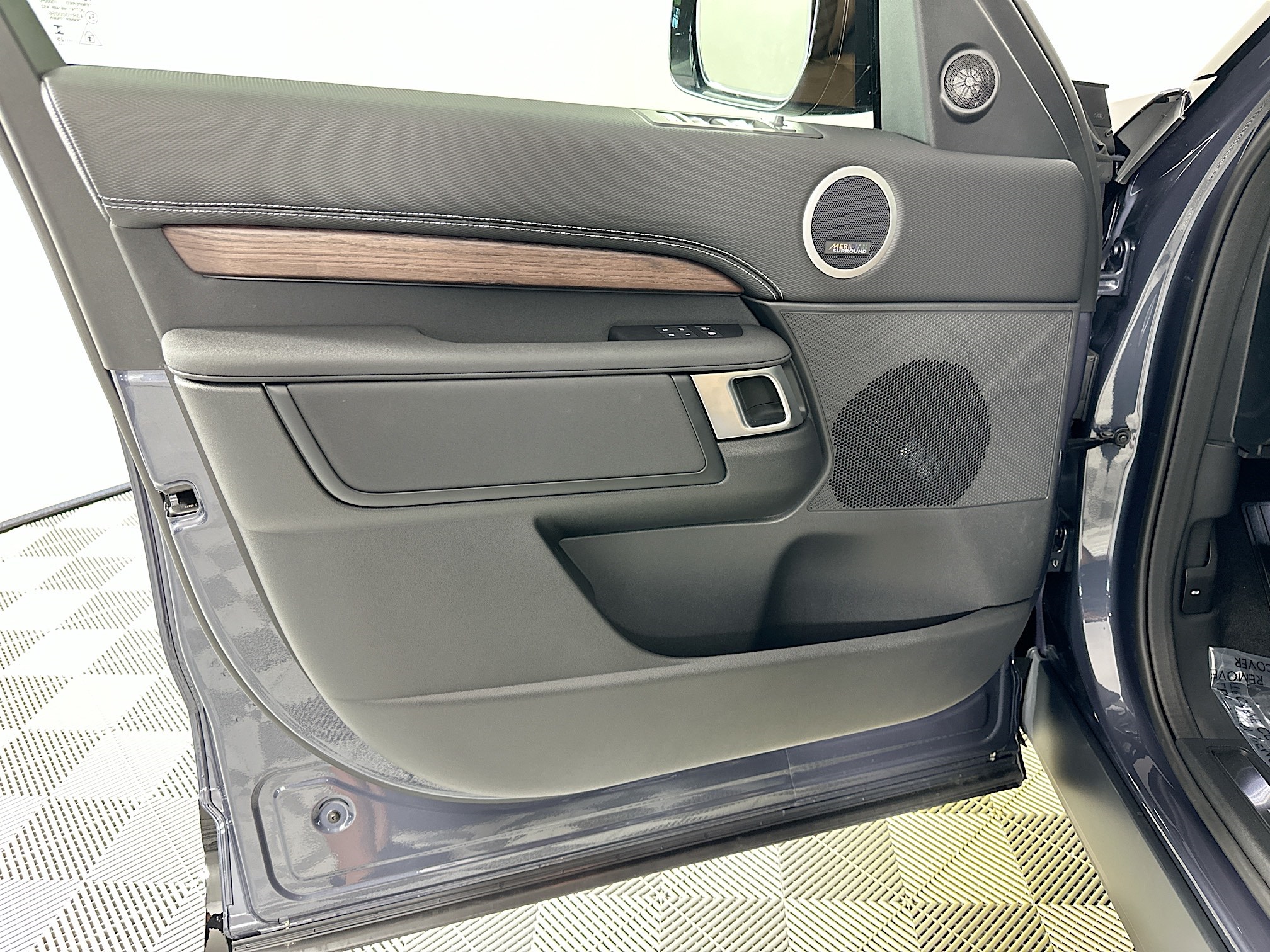 new 2025 Land Rover Discovery car, priced at $75,510