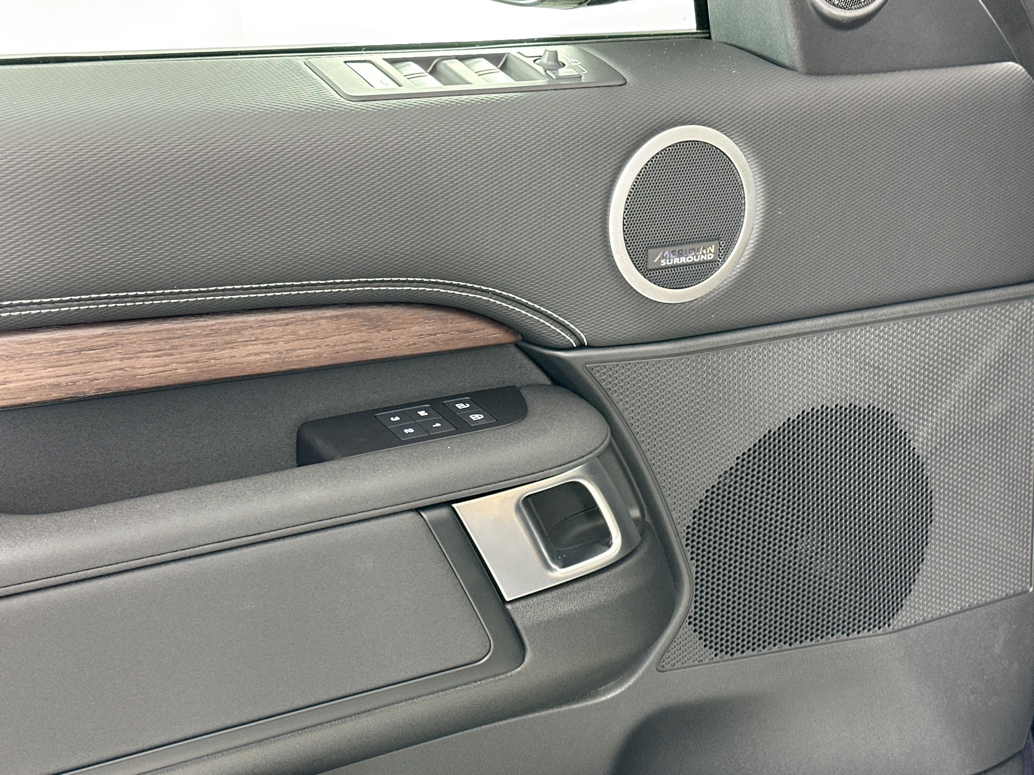 new 2025 Land Rover Discovery car, priced at $75,510