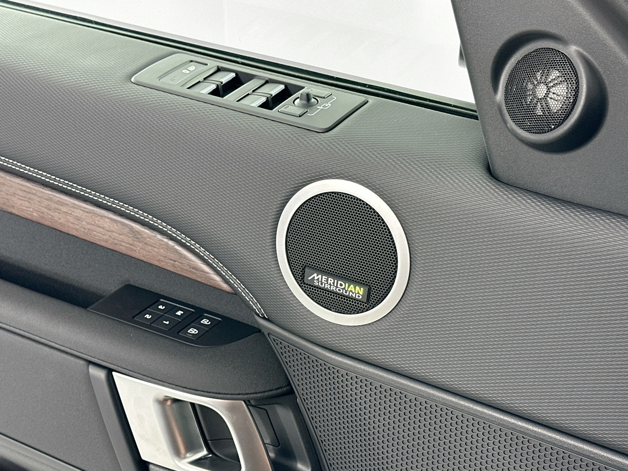 new 2025 Land Rover Discovery car, priced at $75,510