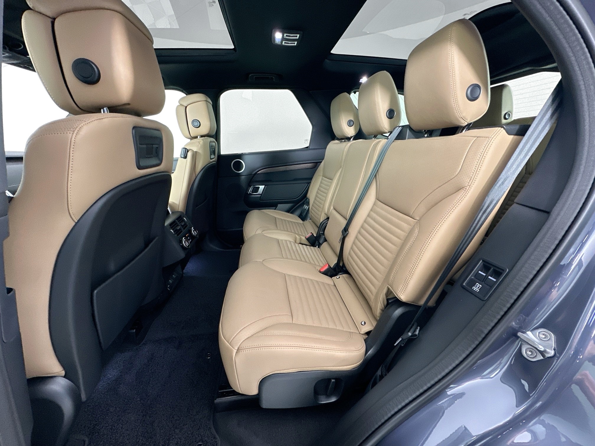 new 2025 Land Rover Discovery car, priced at $75,510