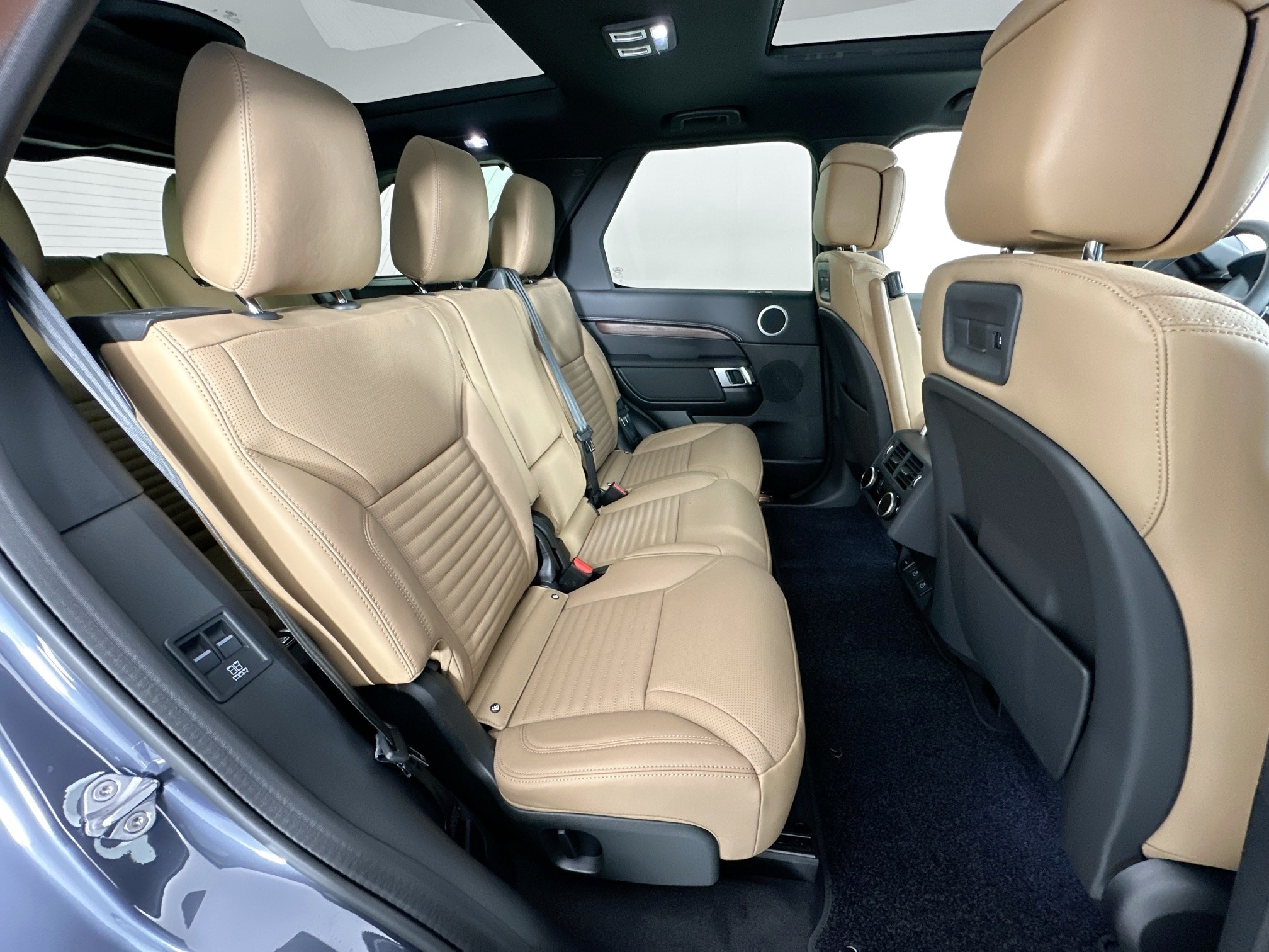 new 2025 Land Rover Discovery car, priced at $75,510