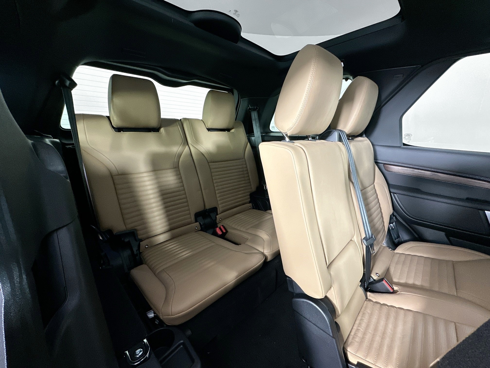 new 2025 Land Rover Discovery car, priced at $75,510