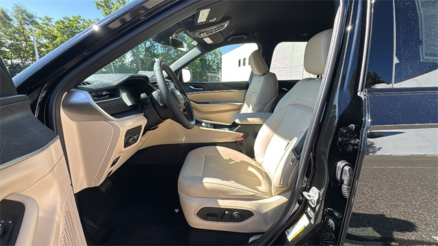 new 2025 Jeep Grand Cherokee car, priced at $45,025