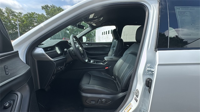 new 2025 Jeep Grand Cherokee car, priced at $46,922