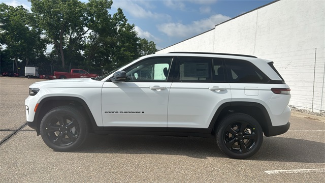 new 2025 Jeep Grand Cherokee car, priced at $46,922