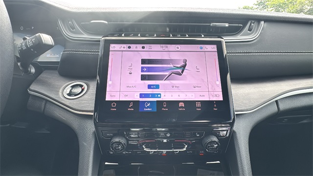 new 2025 Jeep Grand Cherokee car, priced at $46,922