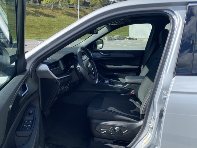 new 2025 Jeep Grand Cherokee car, priced at $32,922