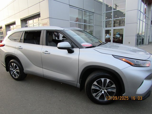 used 2023 Toyota Highlander car, priced at $38,999
