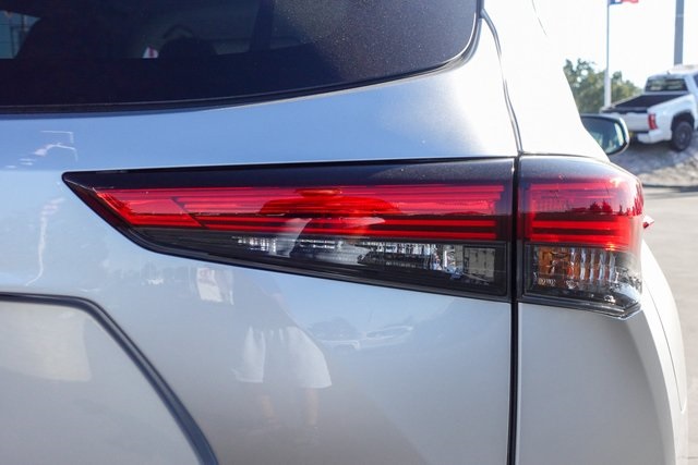 used 2022 Toyota Highlander car, priced at $32,622