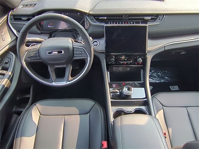 new 2025 Jeep Grand Cherokee car, priced at $40,195