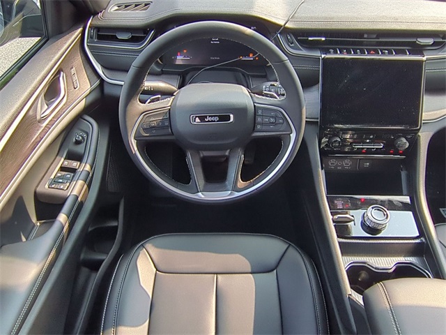 new 2025 Jeep Grand Cherokee car, priced at $40,195