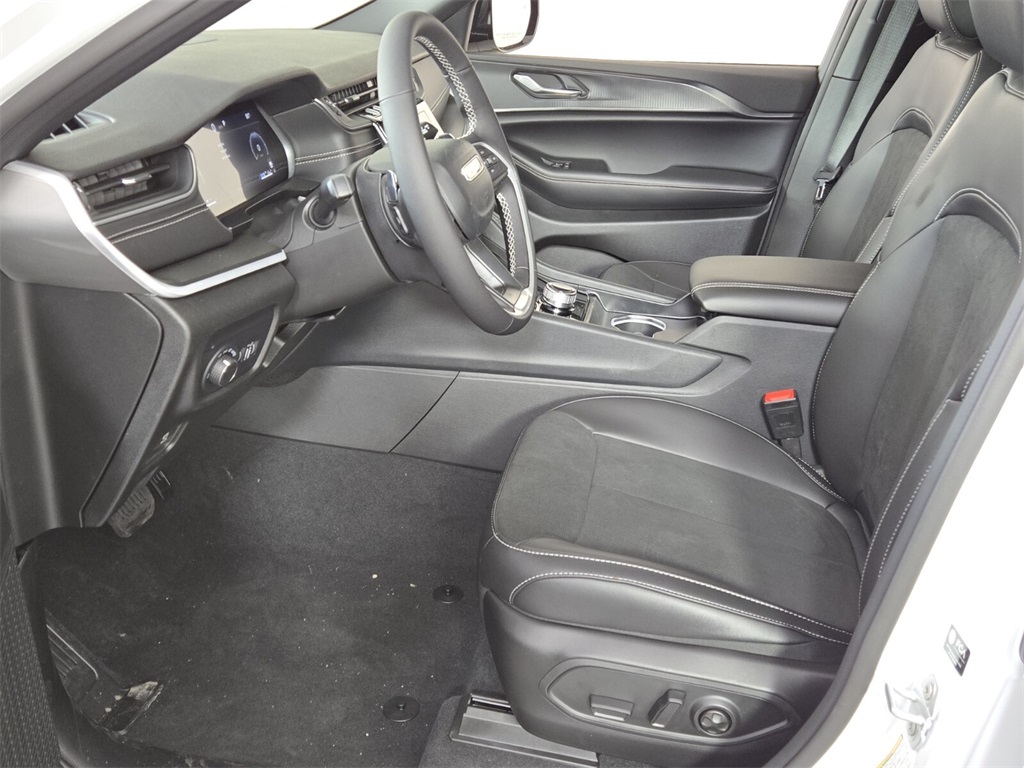 new 2025 Jeep Grand Cherokee car, priced at $37,955