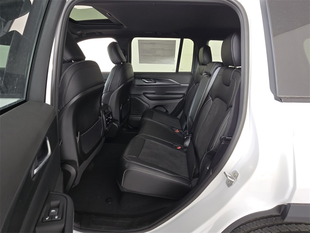 new 2025 Jeep Grand Cherokee car, priced at $37,955