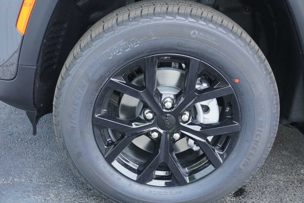 new 2025 Jeep Grand Cherokee car, priced at $40,210