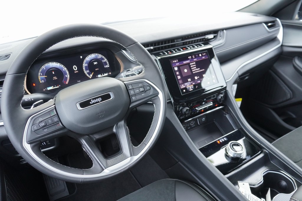 new 2025 Jeep Grand Cherokee car, priced at $40,210