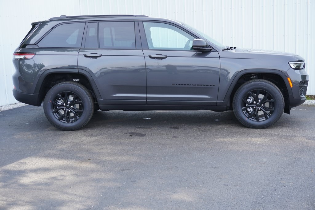 new 2025 Jeep Grand Cherokee car, priced at $40,210