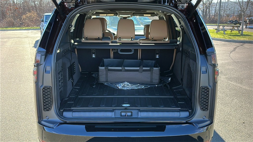 new 2026 Land Rover Discovery car, priced at $81,290