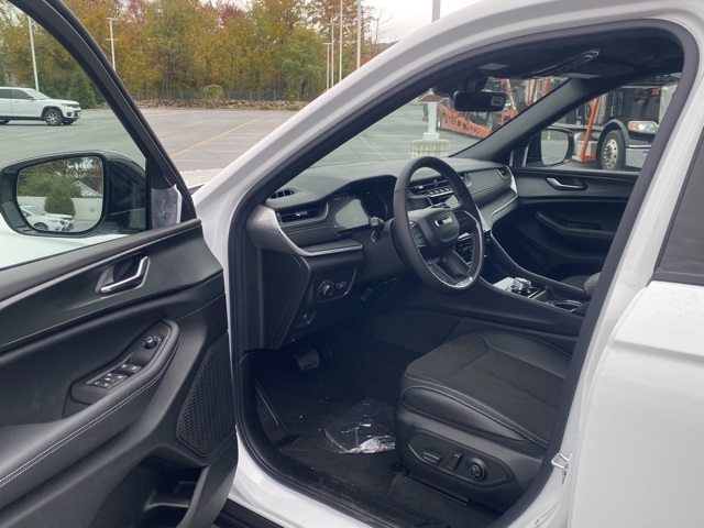 new 2025 Jeep Grand Cherokee car, priced at $40,189