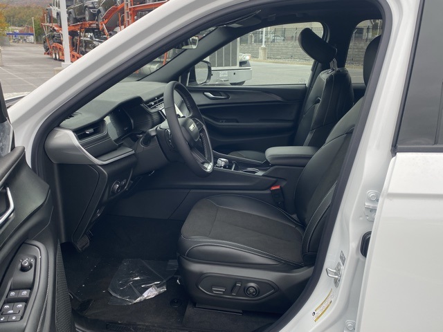 new 2025 Jeep Grand Cherokee car, priced at $40,189