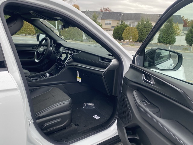 new 2025 Jeep Grand Cherokee car, priced at $40,189